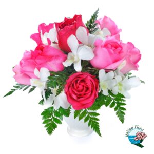 Bouquet di fiori rosa rossi e bianchi in vaso