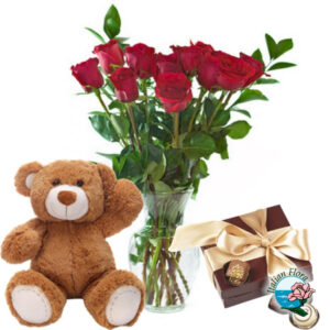 Mazzo di rose rosse con peluche e cioccolatini