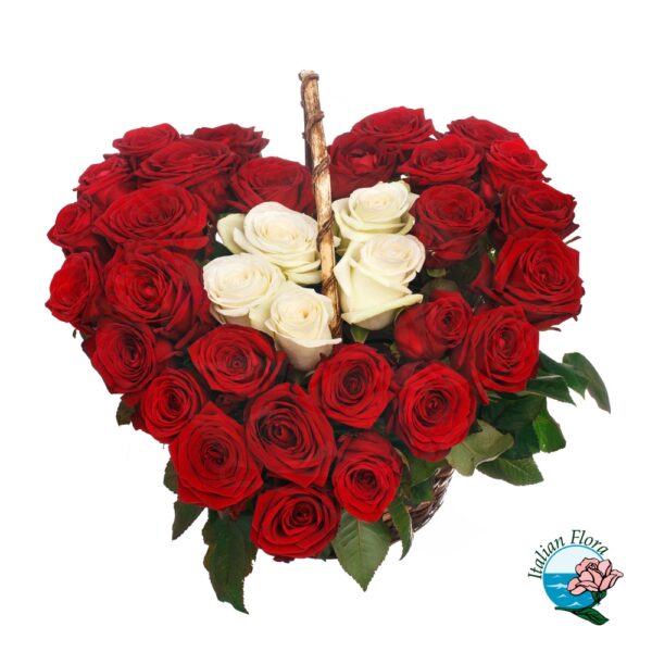 cesto-a-forma-di-cuore-di-rose-rosse-e-bianche