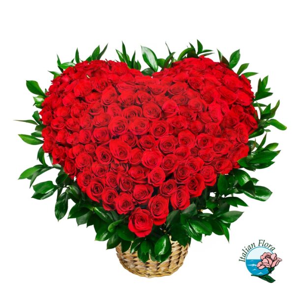 Composizione di rose rosse a forma di cuore